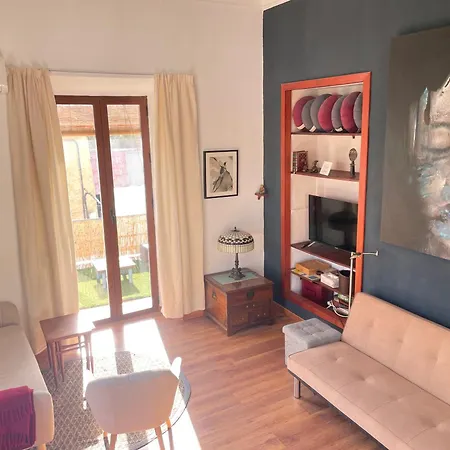 Artistic And Spacious Apartman Alora